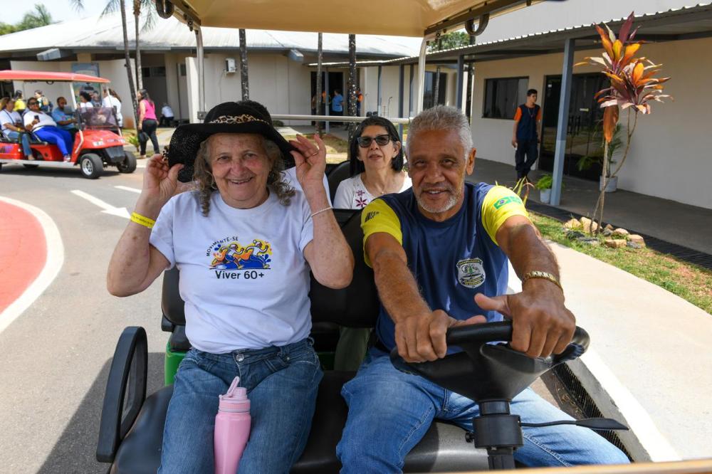 Capa da notícia: Programa Viver 60+ leva mais de 150 participantes para vivenciar experiência inédita no trânsito no Dia da Pessoa Idosa
